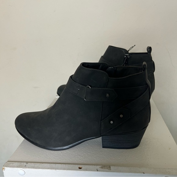 NWT UNIONBAY Tilly Black Buckle Side Zipper Short Heel Ankle Boots Sz 8.5 - Picture 3 of 10